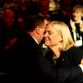 Stefan Löfven felicita a Magdalena Andersson tras ganar la presidencia del Partido Socialdemócrata de Suecia.