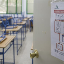 Cartel recordando las medidas de seguridad en la puerta de las aulas del IES Carlos Haya de Sevilla.