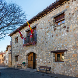 Fachada del Ayuntamiento de La Yunta, en Guadalajara.