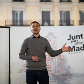 El secretario general del PSOE-M, Juan Lobato, cerrando su campaña de Primarias, en la Plaza de Pedro Zerolo, en el barrio de Chueca, el pasado 22 de octubre de 2021.