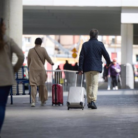 Archivo. Personas caminando por las instalaciones de Atocha.