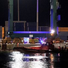 Imágenes del accidente sufrido hoy viernes en el Muelle del Centenario del Port de Castelló, al volcar un carguero de unos 80m durante las tareas de estiba y en el que de momento hay dos desaparecidos.