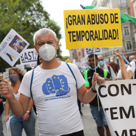 Un hombre sostiene una pancarta donde se lee "¡Gran abuso de temporalidad!", en una manifestación de trabajadores interinos para que sean declarados empleados fijos, a 25 de septiembre de 2021, en Madrid.