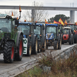 Un grupo de tractores se dirigen a Zaragoza por la carretera N-330, a 9 de febrero de 2024.