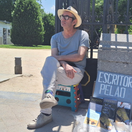 Antonio, el 'escritor pelao' de la Feria del Libro de Madrid.