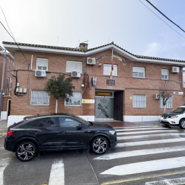 Exterior de la comandancia de la Guardia Civil de Barbate (Cádiz), con las banderas a media asta, este sábado 10 de febrero de 2024.