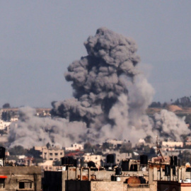 Imagen tomada desde Rafah, al sur de la Franja de Gaza, en la que el humo se eleva sobre los edificios en Jan Yunis, tras un bombardeo israelí el 1 de febrero de 2024.