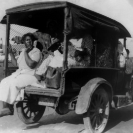 Un camión transporta a afroamericanos durante la masacre racial de 1921, en Tulsa (Oklahoma). - NAACP / REUTERS