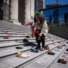 Homenaje a los menores indígenas fallecidos cuyos cadáveres han sido hallados en un internado público de Kamloops, en Canadá