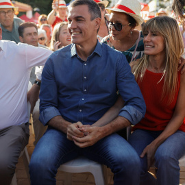 El secretario general del PSOE y presidente del Gobierno, Pedro Sánchez, junto a su mujer, Begoña Gómez, durante un acto electoral de los socialistas en Benalmádena (Málaga), este miércoles