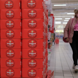 Cajas de botes de la cerveza Estrella Damm en un supermercado de la localidad gallega de Ferrol. REUTERS/Nacho Doce