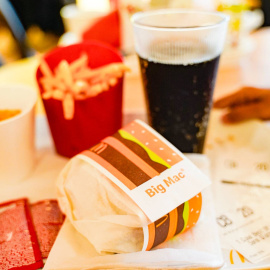 Un menú Big Mac a base de hamburguesa, patatas fritas y Coca-Cola en un McDonald's de Francia.