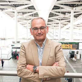 Josep Vicent Boira en una de les estacions de tren de València.