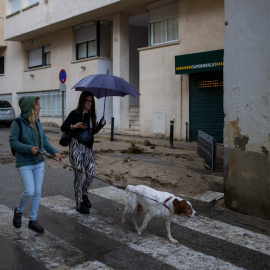 Dos personas con paraguas ante la lluvia, a 1 de junio de 2024, en Barcelona.