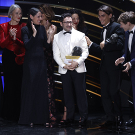 Juan Antonio Bayona, con el equipo de 'La sociedad de la nieve, en la gala de los Premios Goya.