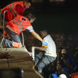 Los equipos de rescate de la Cruz Roja durante el rescate de unos inmigrantes el pasado jueves 8 de febrero al puerto de Arrecife (Lanzarote).