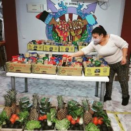 13/11/2021 Una mujer, ante una mesa llena de alimentos en el centro social Ca Saforaui, en Gandía