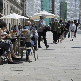 Varias personas en la terraza de un bar, a 29 de mayo de 2021, en A Coruña, Galicia (España).