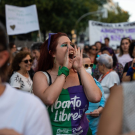 Una mujer protesta en la manifestación por el Día de Acción Global por la despenalización del aborto, a 28 de septiembre de 2023, en Madrid (España).