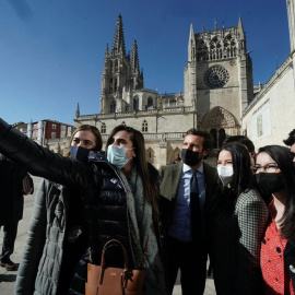 El líder del PP, Pablo Casado, se hace una foto con simpatizantes durante un paseo por Burgos este miércoles.