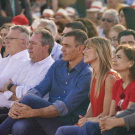 Pedro Sánchez, junto a su mujer, Begoña Gómez, en un acto de campaña por el 9J, en Málaga.