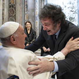 El presidente de Argentina, Javier Milei, abraza al papa Francisco durante la misa para canonizar a María Antonia de Paz y Figueroa en el Vaticano.