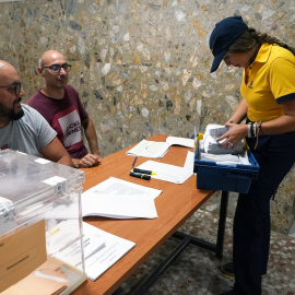 12/02/2024 Un cartero llega al colegio electoral con el voto por correo correspondiente durante las elecciones generales, a 23 de julio de 2023, en Málaga (España).