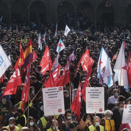 Decenas de personas durante una manifestación convocada para demandar "más recursos" para Atención Primaria, en la Plaza da Quintana de Santiago de Compostela