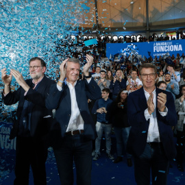 Mariano Rajoy, el candidato del Partido Popular de Galicia a la Presidencia de la Xunta, Alfonso Rueda y Alberto Núñez Feijóo, durante un acto de campaña, a 3 de febrero de 2024, en Pontevedra.