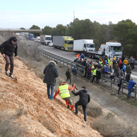 Pagesos accedint a peu per tallar l'AP-2 a l'altura de Soses