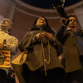 Una mujer con un rosario durante una manifestación contra la amnistía frente a la sede del PSOE en Ferraz, a 13 de noviembre de 2023, en Madrid (España).