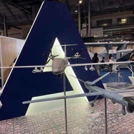 Maqueta de los drones Sirtap y Euromale en el stand de Airbus en UNVEX.