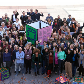 Fotografia de família amb els treballadors del CCCB abans de la roda de premsa de presentació dels actes de celebració dels 30 anys