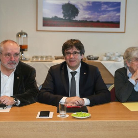 Carles Puigdemont amb Lluís Puig i Clara Ponsatí, durant la reunió a Brussel·les amb diputats deJunts per Catalunya / EFE