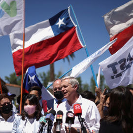 El candidato presidencial chileno José Antonio Kast, presidente del Partido Republicano, se reúne con simpatizantes durante un mitin de campaña en las afueras de Santiago, el 25 de octubre de 2021.