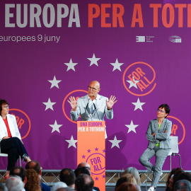 La cabeza de lista de REC al Parlamento Europeo, Diana Riba (i), el exconseller Raül Romeva y la presidenta de la Alianza Libre Europea (ALE), Lorena López de Lacalle (d), durante el acto de cierre de campaña para las elecciones europeas.