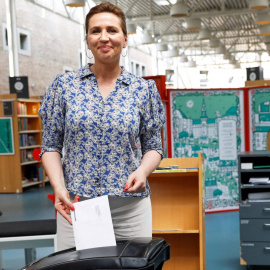 La primera ministra de Dinamarca, Mette Frederiksen, depositando su voto en las elecciones europeas en Aalborg.