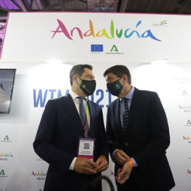 El presidente de la Junta de Andalucía, Juanma Moreno (i), y el vicepresidente, Juan Marín (d) ofrecen una rueda de prensa antes de visitar la World Travel Market (WTM). En el pabellón de Andalucía, en el recinto ExCel. A 01 de noviembre 2021, en Lond