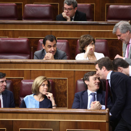 El líder del PP, Pablo Casado, junto a la exsecretaria general de la formación, María Dolores de Cospedal y otros miembros del partido en el Congreso.