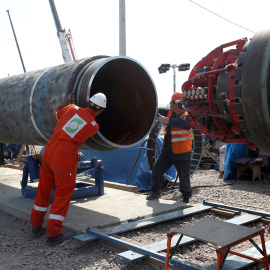 Los operarios trabajan en la construcción del gaseoducto Nord Stream 2.