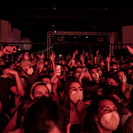 Público asistente al concierto del grupo musical de Pop Manel, en la sala La Mirona, a 21 de mayo de 2021, en Girona, Cataluña (España).