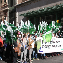 22/02/2022 - Els manifestants es concentren davant l'Hospital Clínic per demanar millores a l'Hospital Clínic.