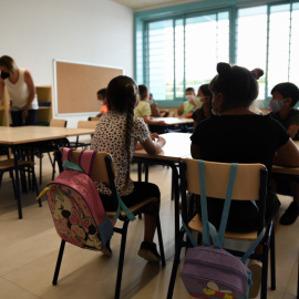 Una profesora junto con alumnos de Educación Primaria en una de las aulas del colegio Les Arts, de reciente construcción, durante el primer día del curso escolar 2021-2022 en la Comunidad Valenciana, a 8 de septiembre de 2021