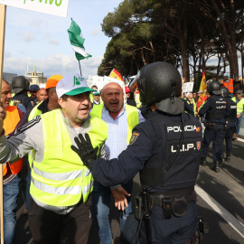 Agricultores discuten con las fuerzas del orden en las protestas agrarias en Algeciras, Cádiz, a 22 de febrero de 2024.