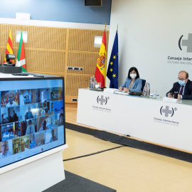 La ministra de Sanidad, Carolina Darias, preside por videoconferencia, junto al ministro de Política Territorial y Función Pública, Miquel Iceta, la reunión del Consejo Interterritorial del Sistema Nacional de Salud, este miércoles en Madrid.