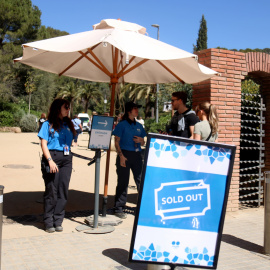 Imatge d'arxiu de l'entrada del Park Güell, amb un cartell que anuncia que no queden entrades.