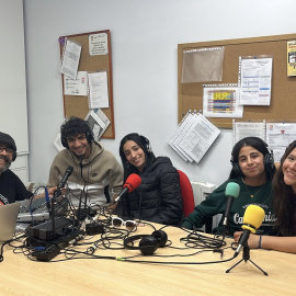 De izda a dcha, Gonzalo Sarmiento, coordinador de programas, junto a Nizar, Fátima, Nicole y Isabella, locutores de los programas de La Kalle