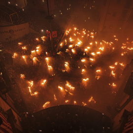 La plaça Sant Pere de Berga en el moment del salt de Plens plena de foc i fum