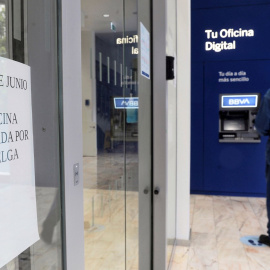 02/06/2021.--Un hombre se dispone a sacar dinero en un cajero automático en la oficina principal del BBVA, debido al cierre de esta por la huelga convocada este miércoles para protestar por los despidos que plantea esta entidad bancaria a nivel nacional