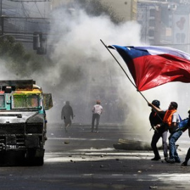 Manifestantes ondean una bandera chilena durante una protesta contra el Gobierno en las manifestaciones del 'estallido social' en el 30 de octubre de 2019.